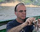 Marcio Oliveira preparando armadilhas para abelhas.