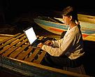 Ana Cintia trabalha no escritório improvisado dentro de uma canoa