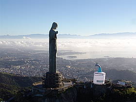 Dia do Meio Ambiente 2005: o WWF-Brasil instala balde gigante no Corcovado (RJ).
© WWF-Brasil Dia do Meio Ambiente 2005: o WWF-Brasil instala balde gigante no Corcovado (RJ).
© WWF-Brasil
