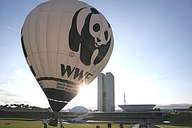 No Dia Mundial da Água, um voo de balão sobre o Congresso Nacional, em Brasília (DF).
© WWF-Brasil No Dia Mundial da Água, um voo de balão sobre o Congresso Nacional, em Brasília (DF).
© WWF-Brasil