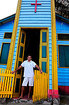 Ivan em frente à igreja de Vila Brasil, que ele mesmo construiu.
© WWF-Brasil/Luciano Candisani
© WWF-Brasil/Luciano Candisani