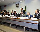 Audiência conjunta com juízes. Mesa: (E/D) ex- ministro da Defesa, Nelson Jobim; promotora de Justiça do Ministério Público de São Paulo, Cristina Godoy de Araujo Freitas; ministro do Superior Tribunal de Justiça Herman Benjamin; presidente da CRA, senador Acir Gurgacz ; presidente da CCJ, senador Eunicio Oliveira; presidente da CMA; senador Rodrigo Rollemberg; especialista em Direito Ambiental, professor Paulo Affonso Leme Machado; e Mário José Gisi, subprocurador-geral da República