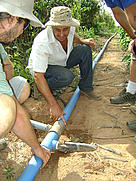 Seu Daniel mostra aos técnicos contratados pelo WWF-Brasil os detalhes de seus sistema de irrigação. / &copy;: WWF-Brasil / Jorge Eduardo Dantas