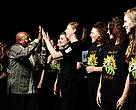 Desmond Tutu comemora os 50 anos da Rede WWF com componentes do coro "One Sun One World".
