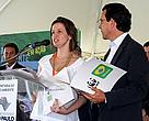 Secretário de Meio Ambiente do Estado de São Paulo Xico Graziano recebe da coordenadora do Programa Mata Atlântica do WWF-Brasil, Luciana Simões,  abaixo-assinado pedindo a criação da área protegida em Bertioga.
