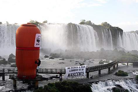 Um inflável gigante no formato de filtro de barro foi instalado nas Cataratas do Iguaçu, no Dia ... / ©: WWF-Brasil / Cristhian Rizzi / ©: WWF-Brasil / Cristhian Rizzi