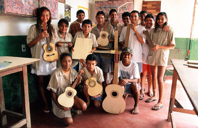 Comunidade envolvida na produção de instrumentos musicais com madeira certificada.
© WWF / Edward PARKER rel=