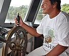 Rozan Dias da Silva, morador de Itaquera, no leme do barco Sebastião Gomes, no rio Jauaperi