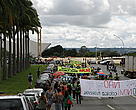 Marcha saiu do gramado do Congresso até a Praça dos Três Poderes para protestar contra mudanças no Código Florestal
