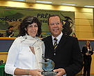Maria Cecília e o presidente da Comissão de Meio Ambiente da Câmara Municipal de Campo Grande, Marcelo Bluma, na entrega do prêmio. 