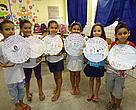 Alunos da escola Heróclito Leôncio Monteiro, da cidade de Várzea Grande (MT) mostram resultado de trabalho artístico  feito como parte da campanha contra as queimadas