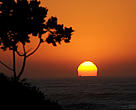 Pôr-do-sol sobre o oceano na Estação Ecológica Juréia-Itatins, São Paulo.